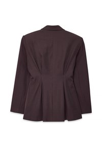 Hnedá bunda s priliehavým strihom, ktorá má dlhé rukávy a sklady na chrbte. Materiál vyzerá štruktúrovane s pevnou siluetou.