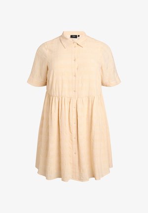 Beige jurk met korte mouwen, kraag, knoopsluiting aan de voorkant, getailleerde taille en een subtiele geblokte textuur.