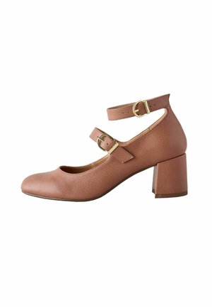 Braune Lederblockabsatzschuhe mit abgerundeter Spitze und Knöchelriemen mit goldenen Schnallen. Strukturierte Oberfläche und minimalistisches Design.