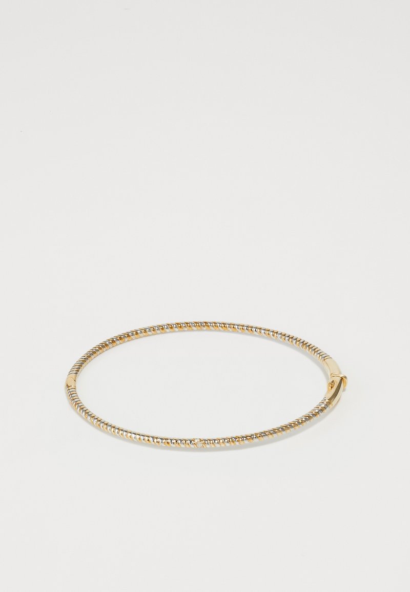 Aukso atspalvio apyrankė su lygiu, apvaliu dizainu, papuošta subtiliais akcentais ir saugiu užsegimu. Tekstūruotas paviršius su blizgesiu.