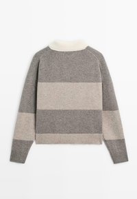 Pull rayé gris avec un ourlet et un col côtelés, présentant des bandes alternées de gris clair et de gris foncé. Texture douce.