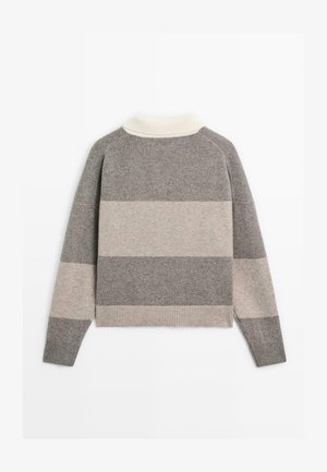 Grijze gestreepte trui met een ribbelzoom en kraag, met afwisselende banden van lichtgrijs en donkergrijs. Zachte textuur.