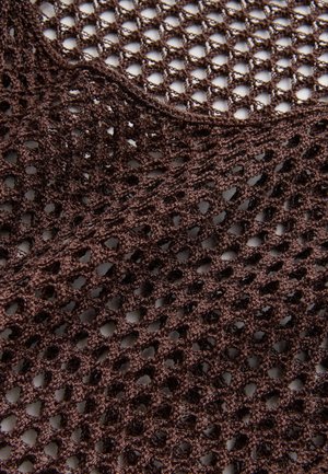 Rudos tinklinės medžiagos audinys su deimanto raštu, kuriame yra atviros siūlės ir tekstūruotas paviršius. Medžiaga atrodo lengva ir lanksti.