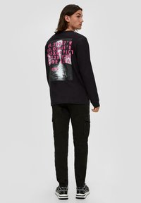 QS SLIM FIT STYLE - Cargohose - schwarz