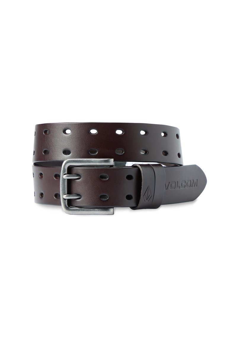 Ceinture en cuir brun avec plusieurs trous, une boucle en métal argenté et une sangle embossée du logo. Texture lisse avec un design décontracté.