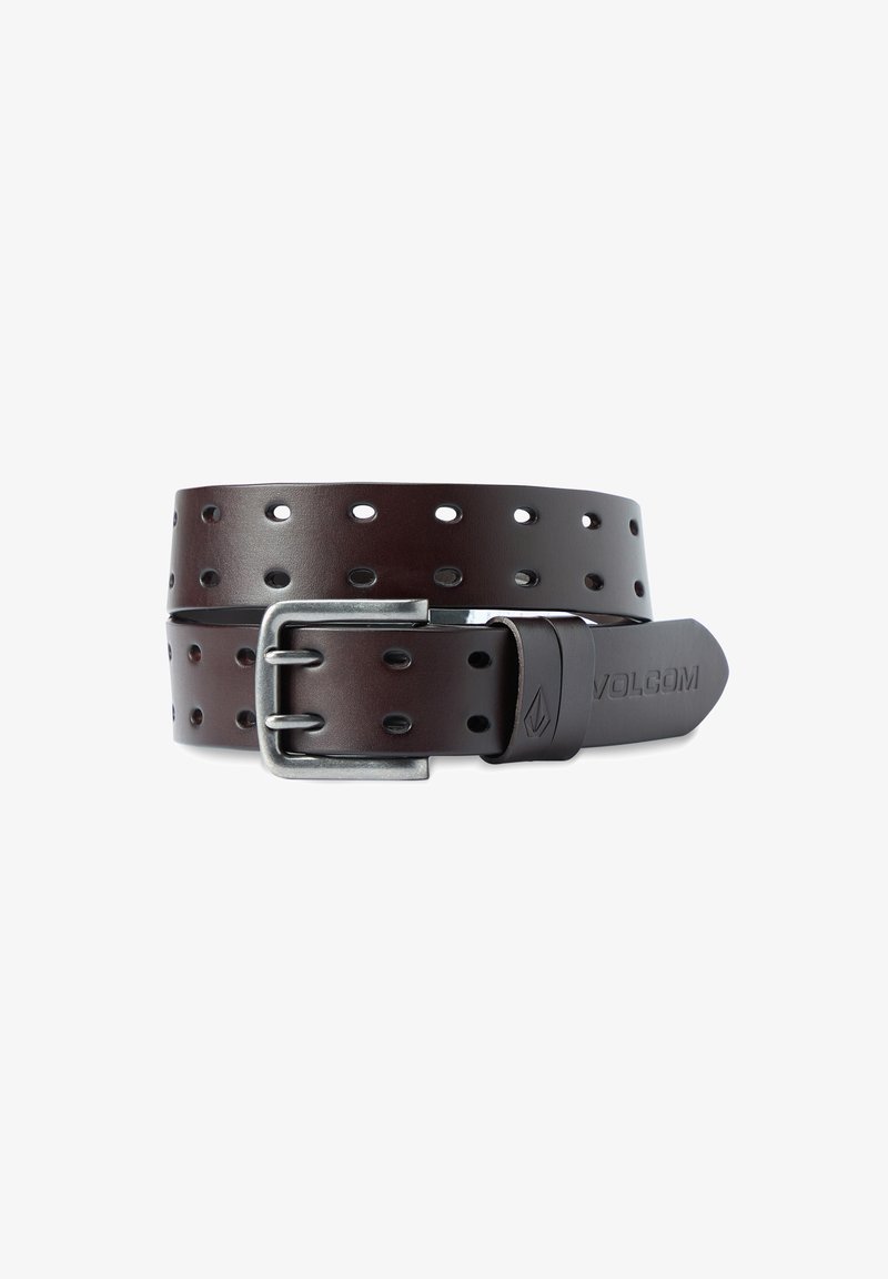 Ceinture en cuir brun avec plusieurs trous, une boucle en métal argenté et une sangle embossée du logo. Texture lisse avec un design décontracté.