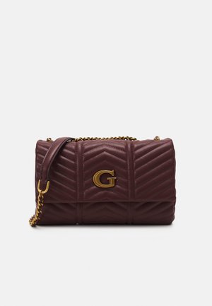 Donkerrode gewatteerde leren handtas met gouden kettingriem en gouden "G"-logo op de voorflap.