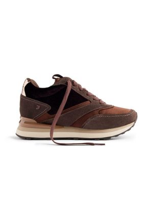 Baskets en suede marron avec des accents marron clair, bout rond, lacets plats et tissu texturé. Elles présentent une semelle intermédiaire blanche et une semelle noire à motifs.
