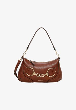 Bolso de cuero marrón con un acento de cadena dorada, silueta curvada, cierre de cremallera y correa para el hombro desmontable. Presenta detalles de costura.