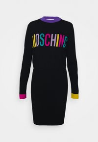 Robe noire à manches longues avec col violet, logo MOSCHINO multicolore sur la poitrine, manchette rose sur la manche gauche et manchette jaune sur la manche droite.