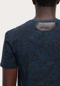Just Cavalli ALLOVER NEBULOSO - Triko s potiskem - black/blu scuro
