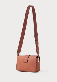 Borsa a tracolla in pelle marrone con finitura texture, forma rettangolare, dettagli in hardware dorato e tracolla regolabile.