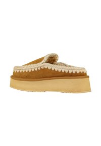 Pantofole in suede marrone con accenti intrecciati beige, suola piatta spessa e cuciture texture attorno all'apertura.
