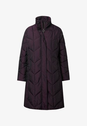 Manteau matelassé long violet foncé avec un col montant, fermeture éclair à l'avant, boutons-pression et coutures en chevrons.