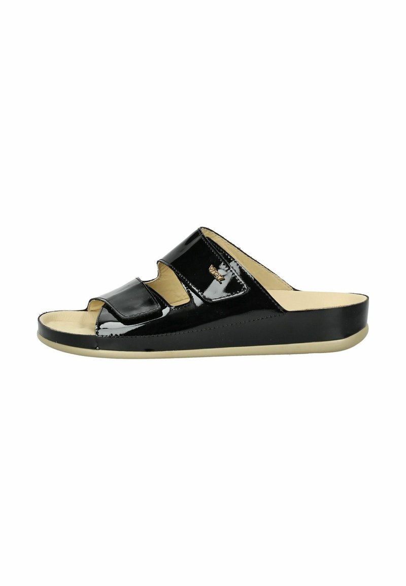 Sandali a scivolo neri in vernice con punta aperta, dotati di due ampi cinturini e una suola beige. Texture liscia con una leggera lucentezza.