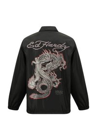 Cazadora negra con mangas largas que presenta un gran gráfico detallado de un dragón en gris y rojo en la parte posterior. Logo de "Ed Hardy" encima del diseño.
