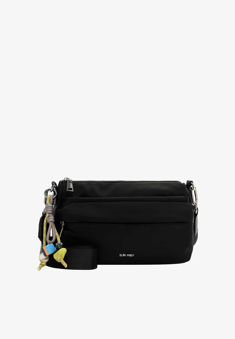 Borsa a tracolla nera con tasca frontale con cerniera, portachiavi di perline colorate e tracolla regolabile, con il marchio "Suri Frey" sul davanti.