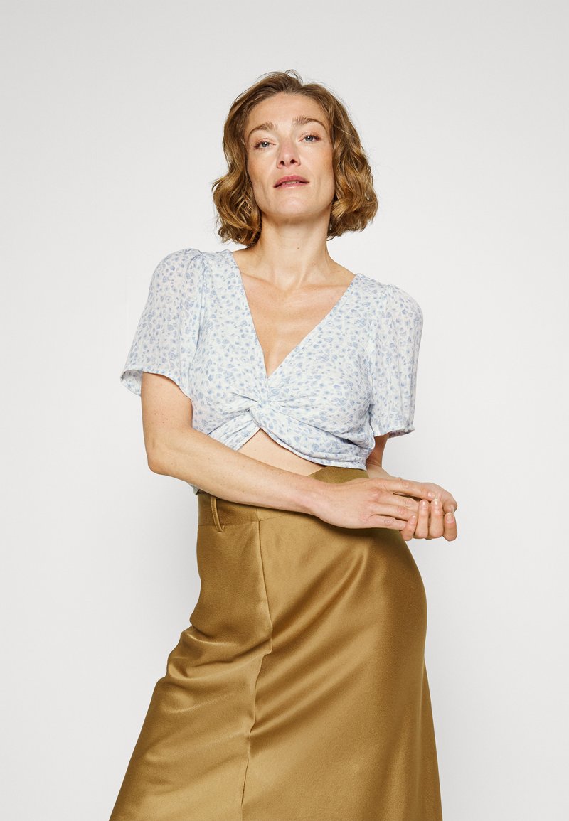 Abercrombie & Fitch KNOT FRONT FLUTTER Print Tshirt white Zalando.de