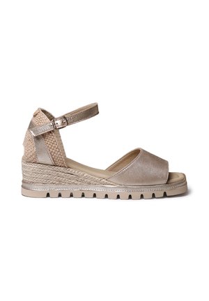 Sandale espadrille en or métallique avec talon tressé, bout ouvert, bride à la cheville et accents texturés, dotée d'une semelle plateforme texturée.