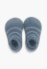 Scarpe per bambini blu realizzate con una combinazione di gomma morbida e tessuto a maglia. Presentano una punta arrotondata, aperture elastiche e motivi a strisce.
