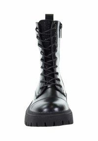 Czarne skórzane buty za kostkę ze sznurówkami o gładkim wykończeniu, okrągłym czubku i gumowej podeszwie; posiadają perforowane akcenty oraz pętelkę z tyłu.