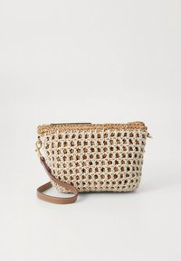 Borsa intrecciata in materiale naturale, presenta uno schema di colori beige e marrone, con un motivo a griglia testurizzata e una tracolla marrone staccabile.