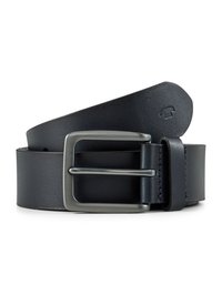 Ceinture en cuir noir avec une boucle métallique mate, présentant une texture lisse, un design plat et des accents cousus sur la passant.