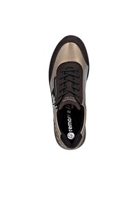 Metallisk bronze og mørkebrun sneaker med sorte snørebånd, side lynlås og leopardmønsterdetalje på hælen, set oppefra.