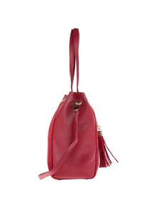 Borsa a mano in pelle rossa con lunghe doppie tracolle, tracolla laterale staccabile con chiusura dorata e un tassello decorativo su sfondo bianco.