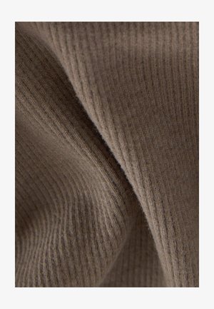 Brauner gerippter Stoff mit weicher Textur, der subtile Tonvariationen und ein glattes, fließendes Erscheinungsbild zeigt. Ideal für Bekleidung.