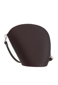 Brūns ādas klucis ar izliekta, asimetrija formu. Iebūvēta noņemama siksna un sudraba detaļas. Gluda tekstūra, minimālists dizains.