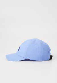 Fénykék baseball sapka ívelt napellenzővel, texturált anyagból készült. Hat szellőzőnyílással és állítható pánttal rendelkezik a hátsó részén.