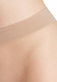 Beige, strækbart stof uden samlinger med en blød tekstur, der har et bredt elastisk taljebånd og viser et glat, tætsiddende design.