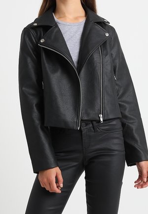 Sort faux læder bikerjakke med sølvhardware, notched revers, lynlåslommer og en asymmetrisk frontlukning. Casual pasform.