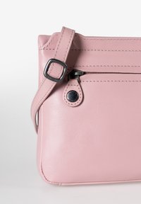 Borsa a tracolla in pelle rosa con una texture liscia, dotata di una tasca con zip, cinturino regolabile e dettagli di cucitura a contrasto.
