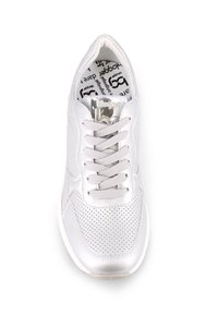 Zapatilla blanca con material sintético perforado, puntera redonda, cierre de cordones y plantilla impresa. Presenta acentos metálicos en la lengüeta.