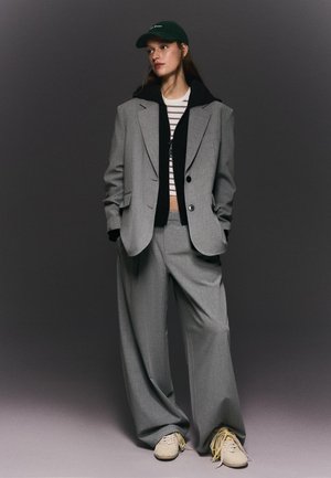 Bershka VOLUMINOUS WITH DOUBLE  - Nohavice - dark grey