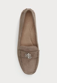 Taupe suedni mokasini loafer s kvačkanim vzorcem, okroglo odprto toe, oblazinjeno notranjostjo in srebrno "RLL" logotipsko poudarjeno na sprednji strani.