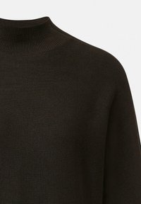 Ciemnobrązowy sweter z żebrowaniem, z wysokim dekoltem i teksturowanym materiałem. Projekt zawiera długie rękawy oraz dopasowany krój.