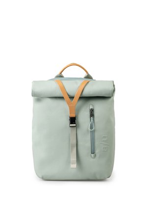 Zaino a rotolo verde chiaro con cinghia e manico in pelle color cuoio, tasca frontale verticale con zip e chiusura a fibbia nera.