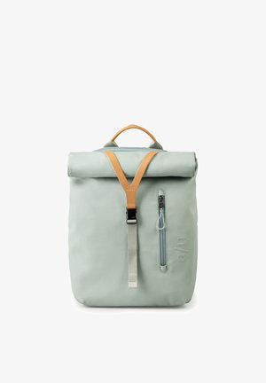 Lichtgroene rolltop-rugzak met een riem en handvat van bruin leer, een verticale ritssluiting aan de voorkant en een zwarte gesp als sluiting.