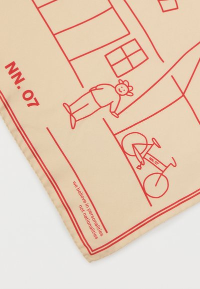 Μεταξωτό μαντήλι με μπεζ φόντο και κόκκινες γραμμικές απεικονίσεις ενός σπιτιού, ενός ατόμου και ενός ποδηλάτου. Το κείμενο γράφει «NN. 07» και «πιστεύουμε στις προσωπικότητες, όχι στις εθνικότητες».