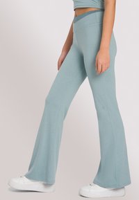 OCEANSAPART DAHLIA FLARED - Pantaloni - light aloe grey