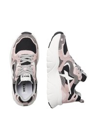 Sneaker in una combinazione di rosa, grigio e nero, con una suola bianca spessa, materiali in suede e rete, e una suola in gomma liscia.