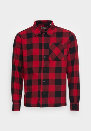 Chemise à manches longues à carreaux rouges et noirs avec col et poche poitrine dotée d'un motif à carreaux diagonal.