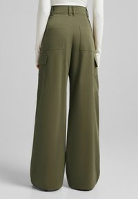Bershka Tygbyxor - khaki