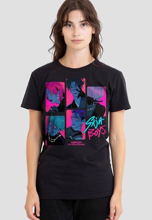 Black cotton t-shirt featuring a colorful graphic with six illustrated faces in various shades of blue and pink, labeled “Saja Boys.”
