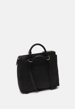 Czarna skórzana torebka na dwa uchwyty, z odpinanym paskiem na ramię, złotymi detalami i zamknięciem na zamek błyskawiczny na jednolitym białym tle.