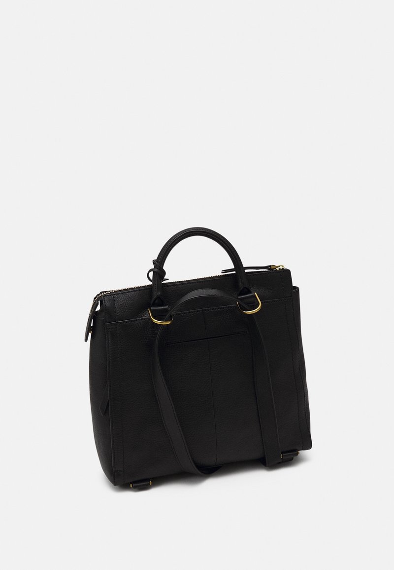 Schwarze Lederhandtasche mit zwei Griffen, abnehmbarem Schultergurt, goldenen Beschlägen und Reißverschlussverschluss an einem schlichten weißen Hintergrund.