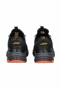 Černé sportovní boty s texturovaným syntetickým svrškem, oranžovými akcenty a silnou šedou podrážkou. Obsahují táhla na zatáhnutí a branding Jeep.